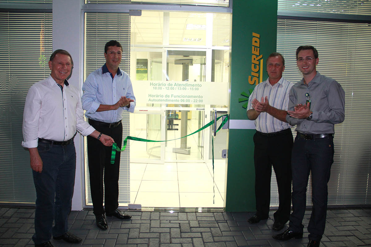 EXECUTIVO PRESTIGIA INAUGURAÇÃO DE UNIDADE DO SICREDI